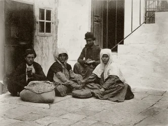 Ženy, které melou mouku s kulatými mlýnskými kameny na nádvoří domu v Jeruzalémě, 1867