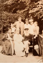Rodina básníka Jakova Petroviče Polonského (Iakov Petrovič Polonskij) (1819-1898) navštívila básníka Afanasyho Afanasieviče Feta (Foetha) (Afanassi Afanassievitch Chenchine) (1820-1892). Albuminová fotografie Sergeje Dmitrieviče Botkina (1869-1945)