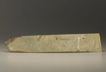 Velký předmět ve tvaru sekáčku typu kuei (nefrit)