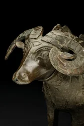Rituální nádoba na víno ve tvaru berana, Gong (bronz)