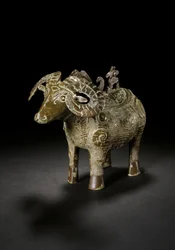 Rituální nádoba na víno ve tvaru berana, Gong, pozdní dynastie Shang (bronz) (viz také 3618607)