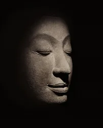 Buddhova hlava z raného období Ayutthaya