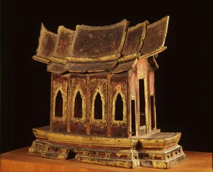 Model chrámu z období Ayutthaya (pozlacené dřevo)