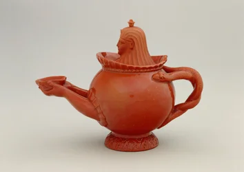 Čajová konvice s egyptským motivem, po roce 1793 (keramická)