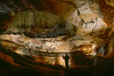 Síň býků s kalcitovými stěnami v jeskyni Lascaux.