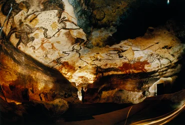 Panoramatický pohled na Síň býků v Lascaux, Francie., 2022 (foto)