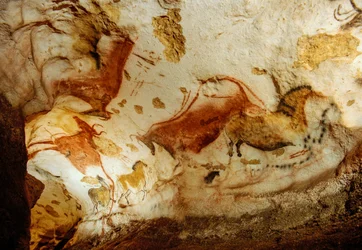 Prehistoričtí umělci namalovali robustní koně na stropě Osové galerie v Lascaux ve Francii.