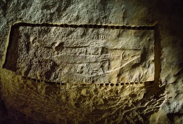 Prehistorická jeskynní rytina zobrazující lososa z Abri du Poisson (Rybí skála)...