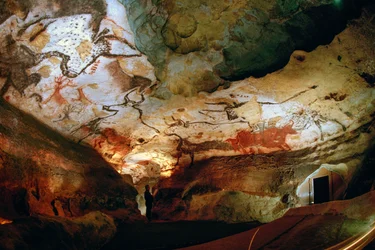 Síň býků s Jacquesem Marsalem, jedním z objevitelů jeskyní Lascaux.