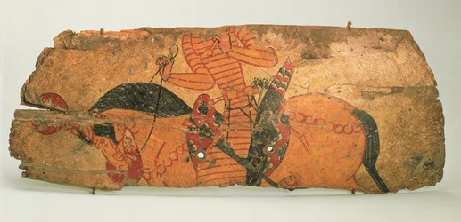 Štít, nalezený v troskách Qalai Mugh (hrad Zoroastriánů), konec 17.-začátek 18. století (dřevo, kůže a barva)