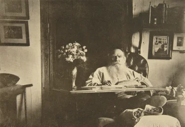 Ruský autor Lev Tolstoj se špatnou nohou, Rusko, 1908