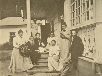 Ruský autor Leo Tolstoy s rodinou k narozeninám své manželky, Rusko, 1900