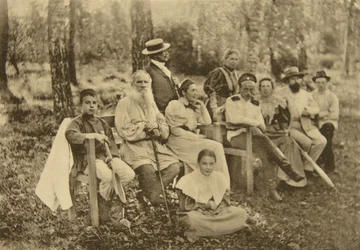 Ruský autor Leo Tolstoy s hosty, Yasnaya Polyana, poblíž Tuly, Rusko, 1895.