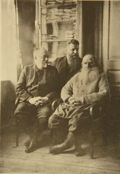 Ruský autor Lev Tolstoj s politikem Michailem Stakhovičem a Michailem Suchotinem, Rusko, 1900