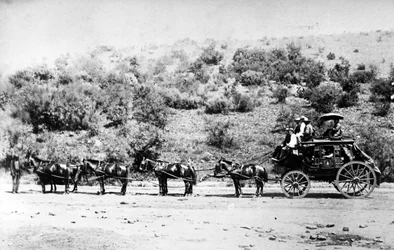 Dostavník vjíždí do Pretorie, kolem roku 1895