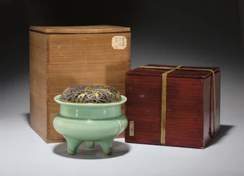 Velká kadidelnice na stativ Longquan celadon s japonským zlaceným kovovým krytem (keramický) (viz také 349486)