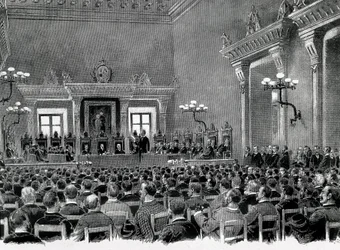 Shromáždění katalánských nacionalistů na radnici v Manrese za účelem vypracování 16 zásad katalánské regionální ústavy v roce 1892. Kresba Jaumeho Pahissy.