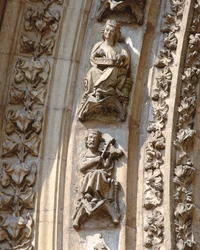 Archivolta středního portálu západního průčelí, detail houslisty a hráče na citeru, ca. 1350-1400 (vysoký reliéf)