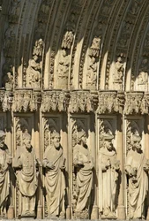Detail z Portal of Forgiveness (Puerta del Perdon) centrálního portálu západní fasády toledské katedrály, zahájeno 1418