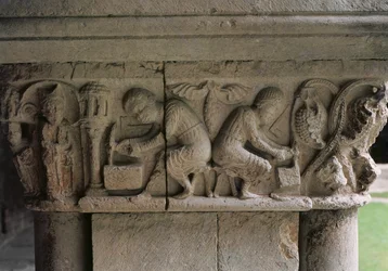 Detail hlavice zobrazující kameníky při práci (kámen)