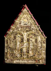 Eveque mitra ve zlatém dekoru z peříčkové mozaiky vyrobené španělskými misionáři v Mexiku. Florencie 16. století, Museo degli Argenti