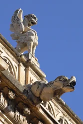 Chrlič a akroteria, detail z exteriéru