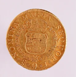 Zlatá mince (8 ecus) ze Španělska: vláda Ferdinanda (Ferdinanda) VI (1746-1759). 1759 Průměr 3,5 cm Neapol, archeologické muzeum