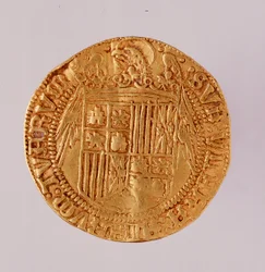 Zlatá mince ze Španělska: vláda katolických králů Ferdinanda a Isabely (Ferdinand II. Aragonský a Isabela I. Kastilská). 1474-1516. Průměr 2,7 cm. Neapol, Museo Archeologico