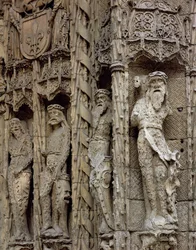 Sochařský detail levého ostění vstupního průčelí, postaven 1488-96 (kámen)