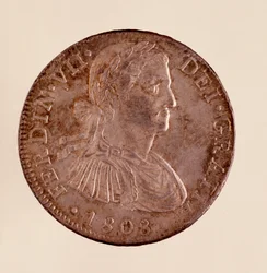 Stříbrná mince (8 realů) ze Španělska: vláda Ferdinanda VII (Ferdinanda) (1808-1833). 1808 Průměr 3,9 cm Neapol, archeologické muzeum
