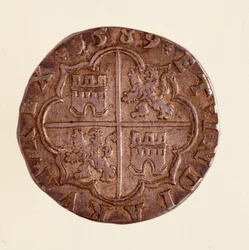 Stříbrná mince (8 realů) ze Španělska: vláda Filipa (Filippo nebo Filip) II (1556-1598). 1589 Prům. 3,5 cm Neapol, museo archeologico