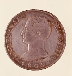 Stříbrná mince (douro nebo piastra) ze Španělska: vláda Josepha Napoleona (1808-1813). 1809 Průměr 4 cm Neapol, museo archeologico