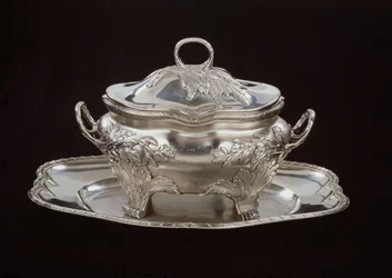 Tureen s podšálkem (stříbrný)