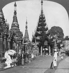 Podél plošiny na jižní výstup, Shwedagon Pagoda, Rangún, Barma, 1908