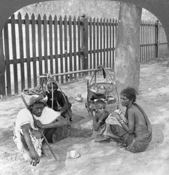 Snídaně u silnice poblíž Mandalay, Barma, 1908.