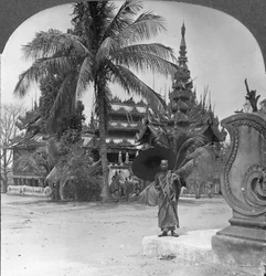 Buddhistický klášter používaný jako domov a škola kněží, Mandalay, Barma, 1908