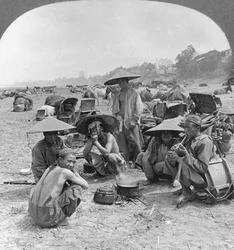 Karavana na cestě do Číny kempování v Bhamo, Barma, 1908