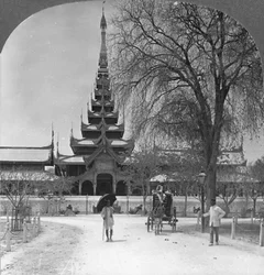 Čelní pohled na královský palác, Mandalay, Barma, 1908