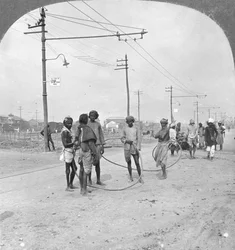 Muži, kteří se chystají vytáhnout těžký náklad, Rangún, Barma, 1908