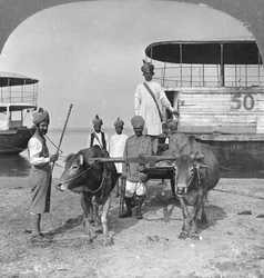 Vojenský transportní vozík s doprovodem indických vojáků, Barma, 1898.