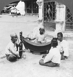 Hudebníci, Shwedagon Pagoda, Rangún, Barma, 1908