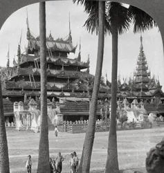Chrám pohanských králů poblíž pagody Aindow Yak, Mandalay, Barma, 1908.