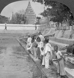 Poutníci krmící svaté želvy, Arakanská pagoda, Mandalay, Barma, 1908.