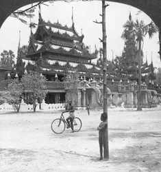 Zlatý klášter Queens, Mandalay, Barma, 1908.