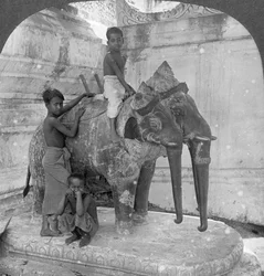 Tříhlavý slon hlídající svatyni, Arakanská pagoda, Mandalay, Barma, 1908.