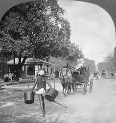 Zalévání ulic Rangúnu, Barma, 1908