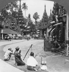 Uctívání před idolem, Shwedagon Pagoda, Rangún, Barma, 1908