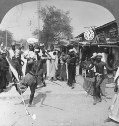 Mladí muži provádějící tanec s mečem, Barma, 1908