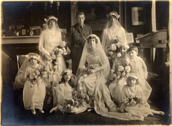 Skupinový svatební portrét lady Blanche Cavendish a plukovníka Ivana Murrayho, Guards Chapel, Lansdowne House, 21. dubna 1919