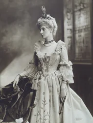 Lady Evelyn Cavendish, později vévodkyně z Devonshire, jako dáma na dvoře císařovny Marie Terezie, vévodkyně z Devonshire na diamantovém jubilejním plese v Devonshire House